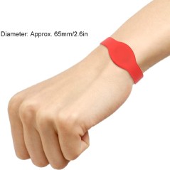 Bracelet RFID rouge porté au poignet pour l’accès à la salle de sport, à la piscine et au spa