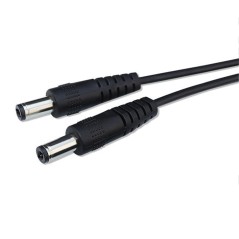 Detail van de twee mannelijke DC-stekkers 5,5 x 2,1 mm van de splitterkabel met 2 uitgangen