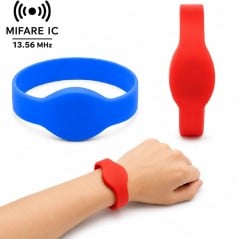 Mifare IC 13,56 MHz polsband van siliconen in de kleuren blauw en rood, gedragen om de pols met de chipplaat