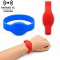 Bracciale Mifare IC 13,56 MHz in silicone nei colori blu e rosso, indossato al polso con la placca del chip