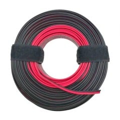 Rol rood-zwarte platte kabel voor ledstrips, bijeengehouden door twee klittenbandbinders