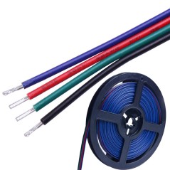 Fili blu, rosso, verde e nero del cavo 22 AWG separati e spellati, davanti alla bobina del cavo