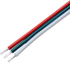 Extremo del cable plano de 3 hilos con los conductores rojo, verde y blanco separados y los filamentos pelados