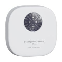 Controlador de riego WiFi visto en perspectiva de tres cuartos desde la izquierda, con botones táctiles y números de las zonas